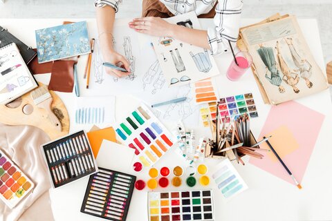 https://image.jobtrees.com/roles/Illustrator.jpg